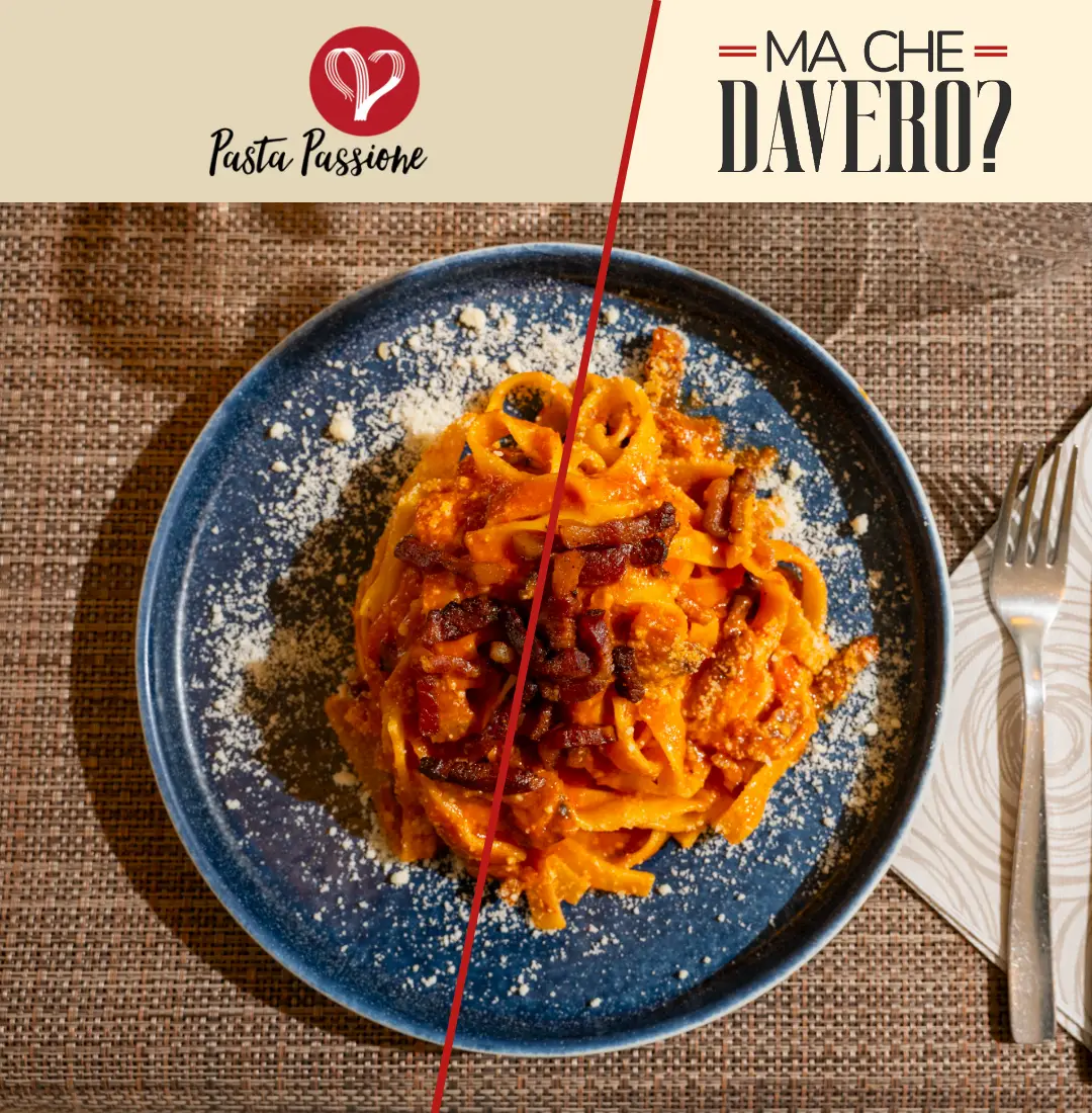 Lo stesso piatto di amatriciana diviso a metà: sopra la metà sinistra il logo di Pasta Passione, sopra la destra quello di Ma Che Davero?